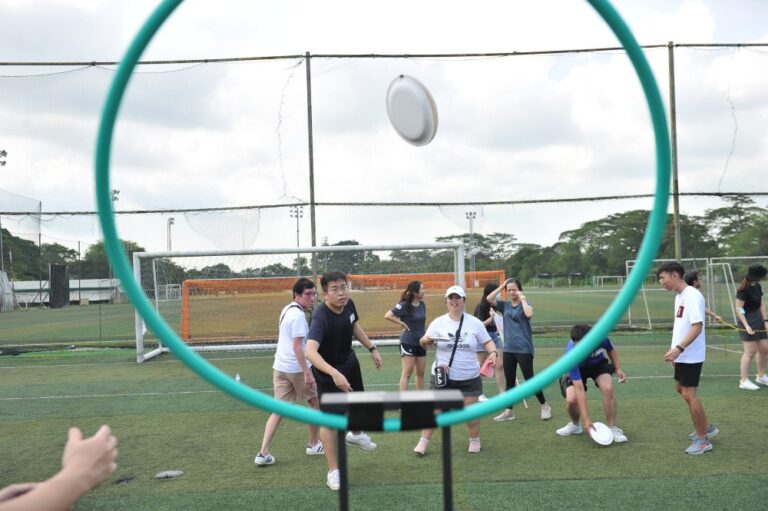 Team building with frisbee toss game