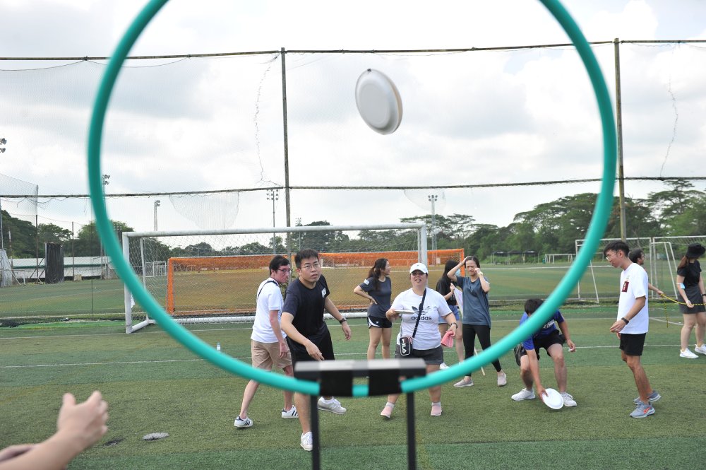 Team building with frisbee toss game
